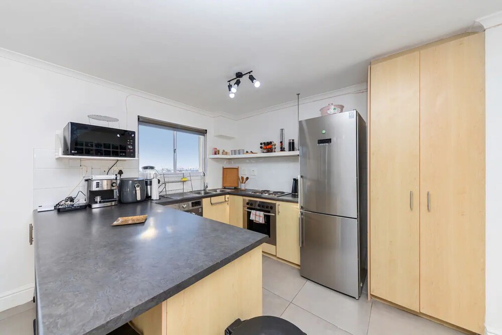 Stunning 2BD APT With a Full Table Mountain View view 3