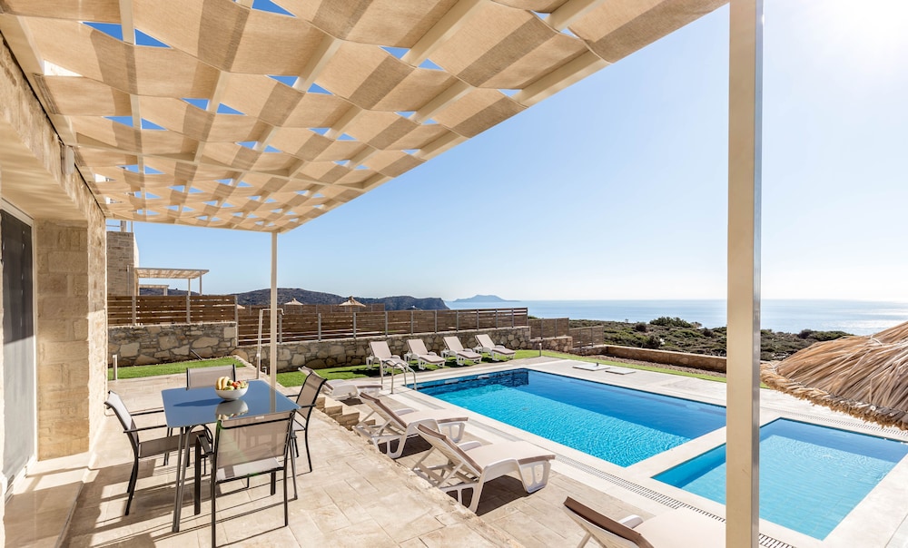 Lux Villa With Private Pool Close to the Beach