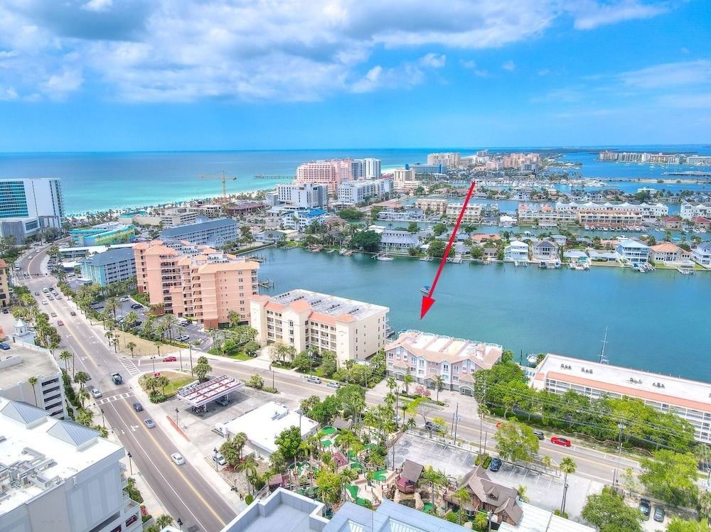 Bayway Luxury Townhome 4 Bedroom Townhouse by RedAwning