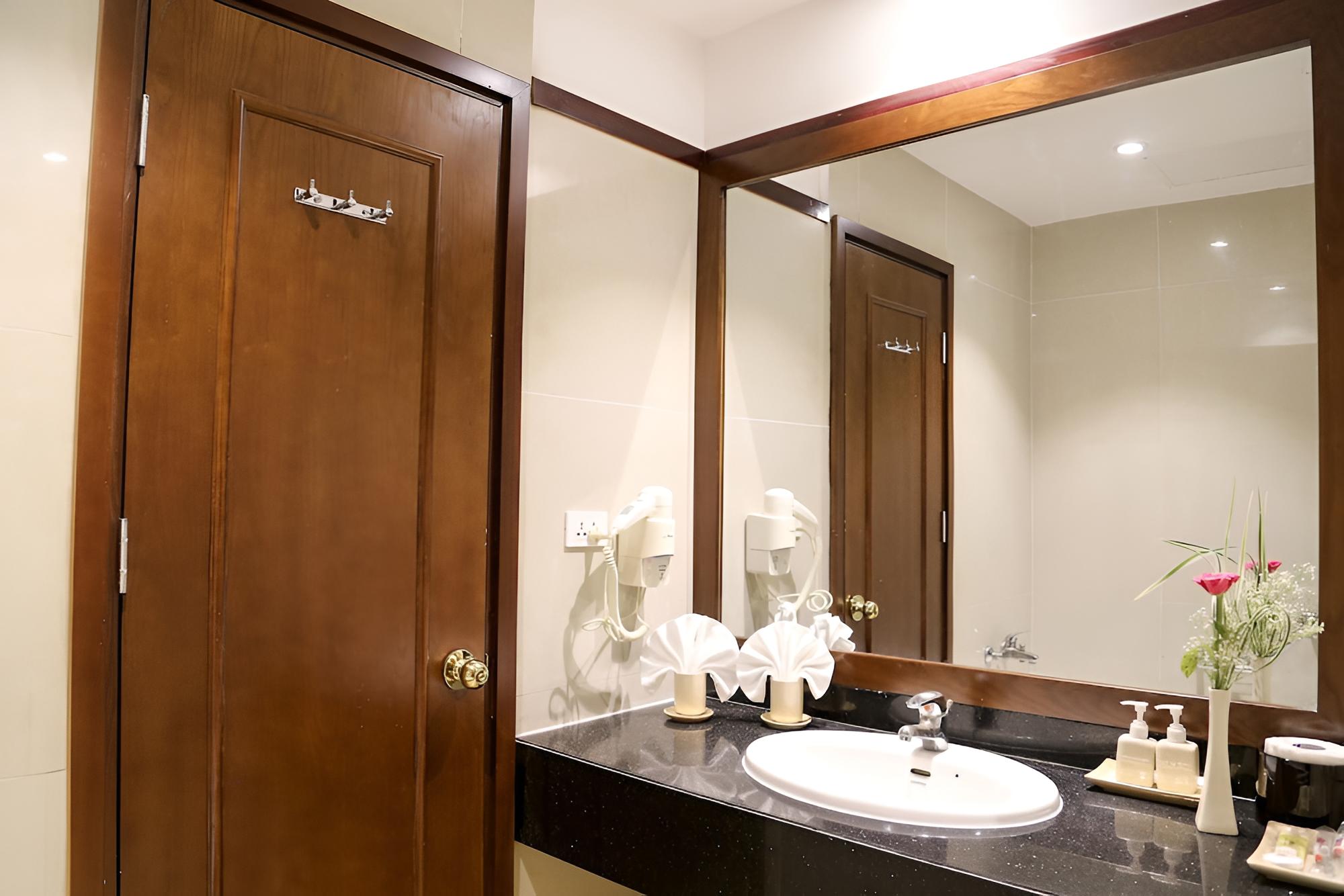 Mon Regency Hotel — Hanoi