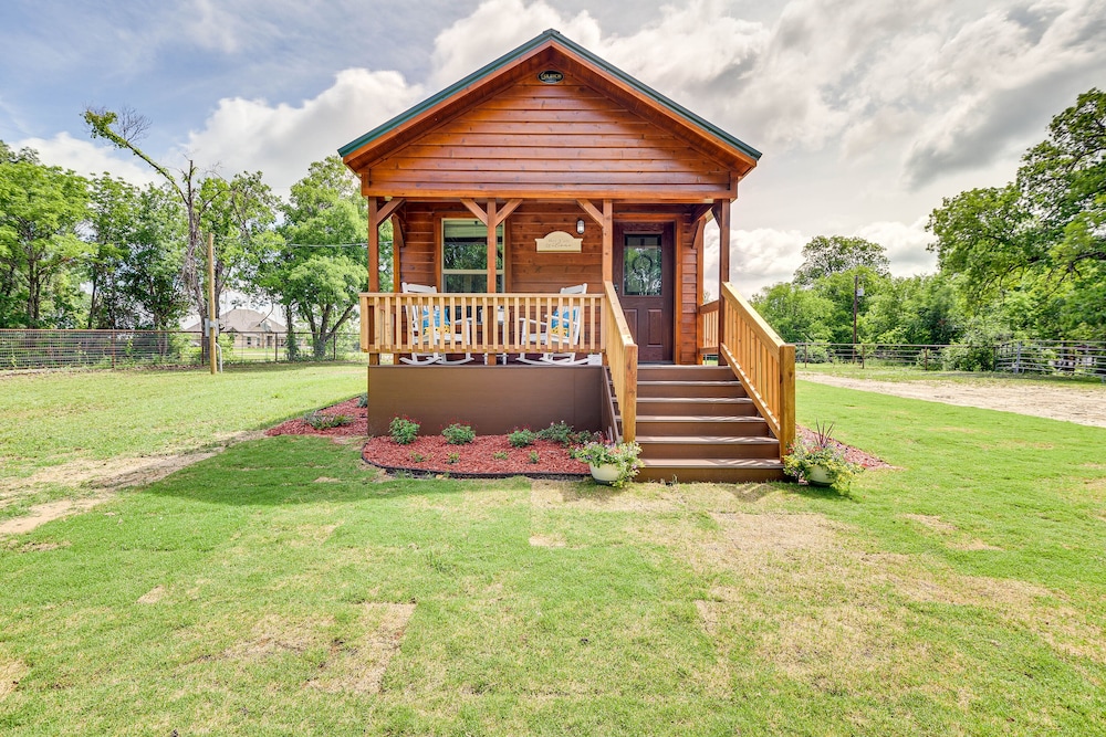 Rustic Texas Getaway w/ Grill on 30 Acres