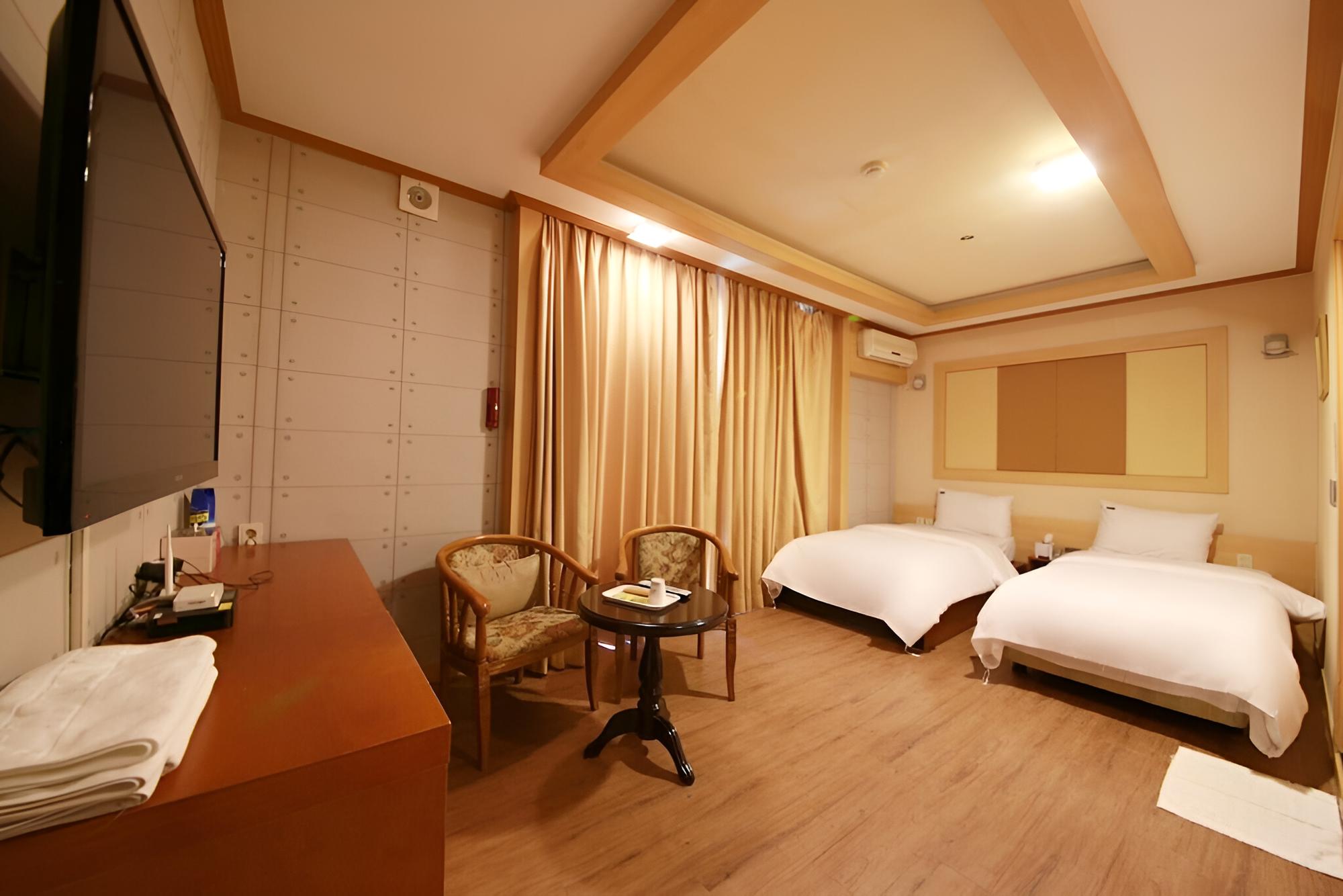 Hwaseong Jes Hotel
