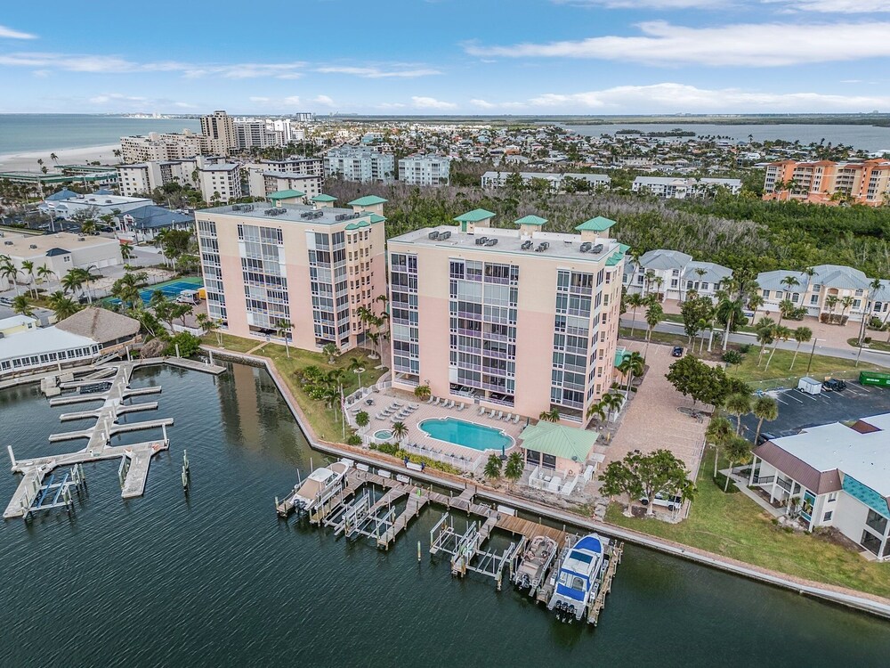 Palm Harbor #403 - 170 Lenell Rd 2 Bedroom Condo by RedAwning