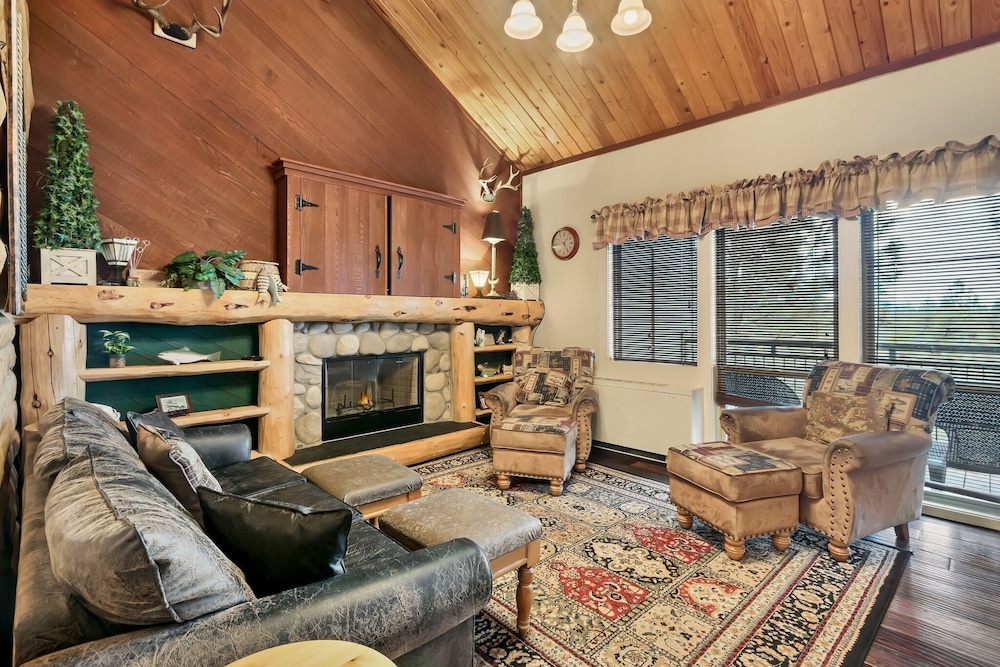 Seventh Mountain 1031 2 Bedroom Condo by RedAwning