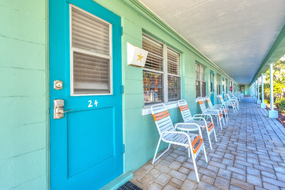 Tropic Terrace #24 - Beachfront Rental 1 Bedroom Condo by RedAwning