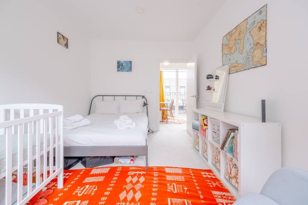 Bright 2 Bedroom Maisonette Near Stratford — London