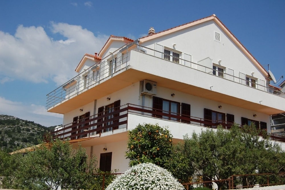Marti - Free Parking and Grill - A3 - Sunce view 5