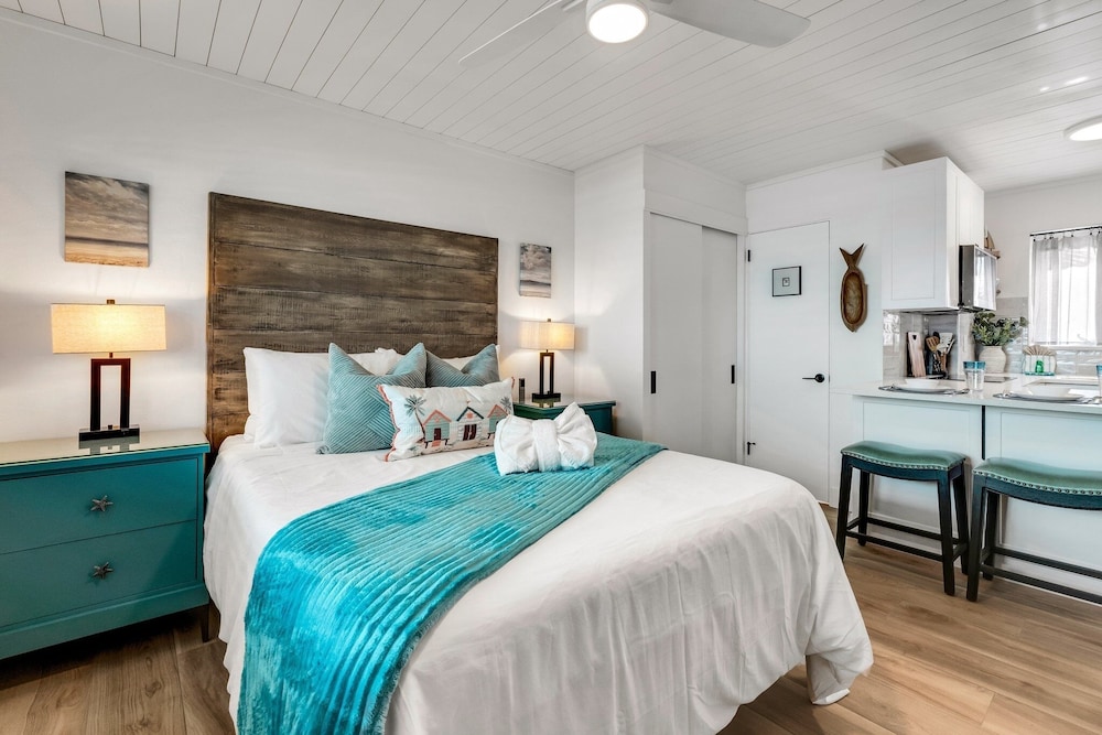 Tropic Terrace #39 - Beachfront Rental 1 Bedroom Condo by RedAwning