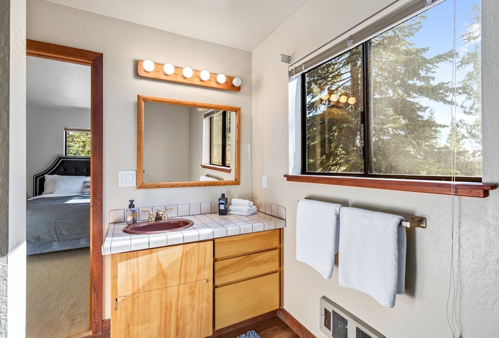 Trilevel Dog Friendly Mountain Home - Vh 142 4 Bedroom Home by Redawning view 4