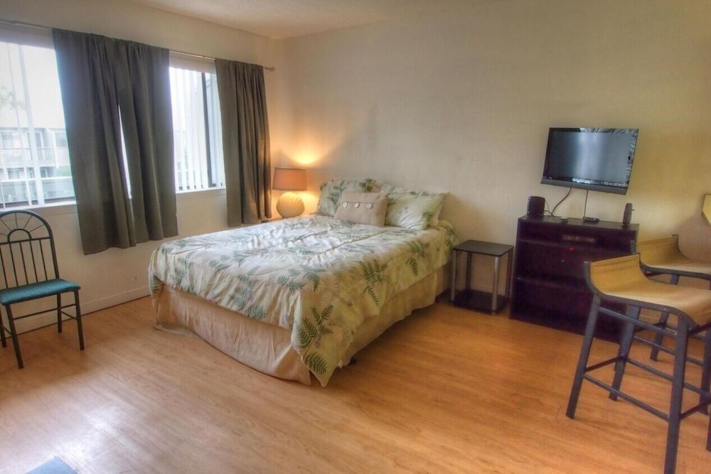 Follow The Sun - 1 Br Apts