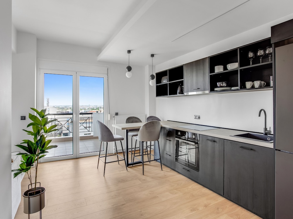Sanders Arch - Smart 1-bdr Apt w Balcony photo 1