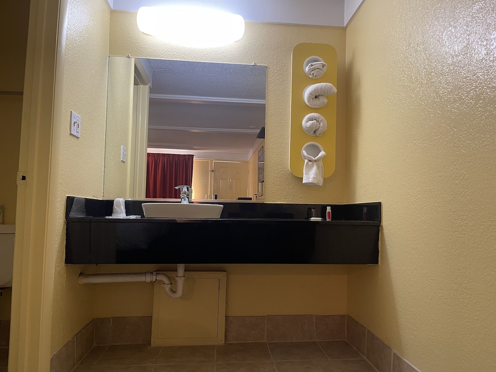Travelodge by Wyndham Benton Harbor MI