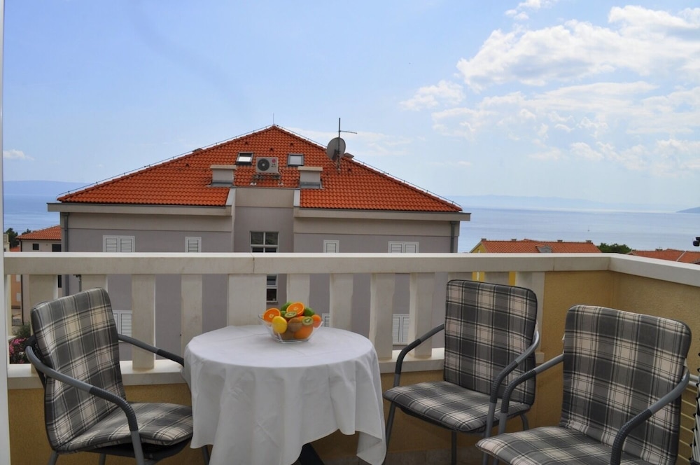 Ivi - big Parking and Courtyard - SA5