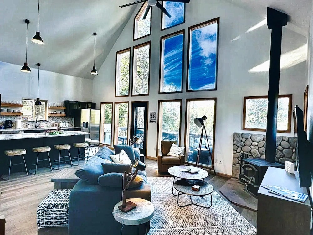 Modern Cabin Mountain Views Arcade Games Fun For All Ages Pet Friendly