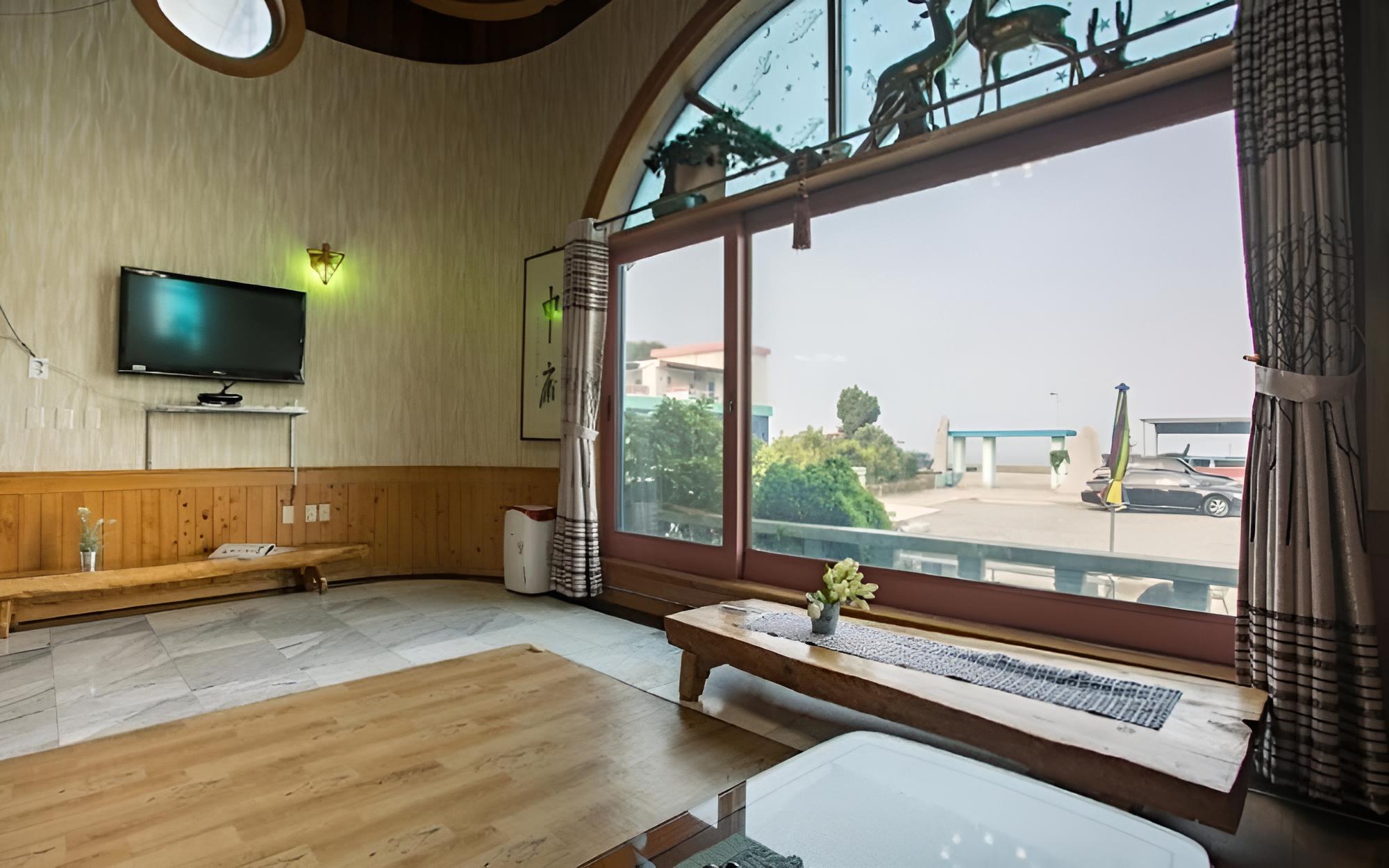 Namhae Badatga Byeoljang Pension