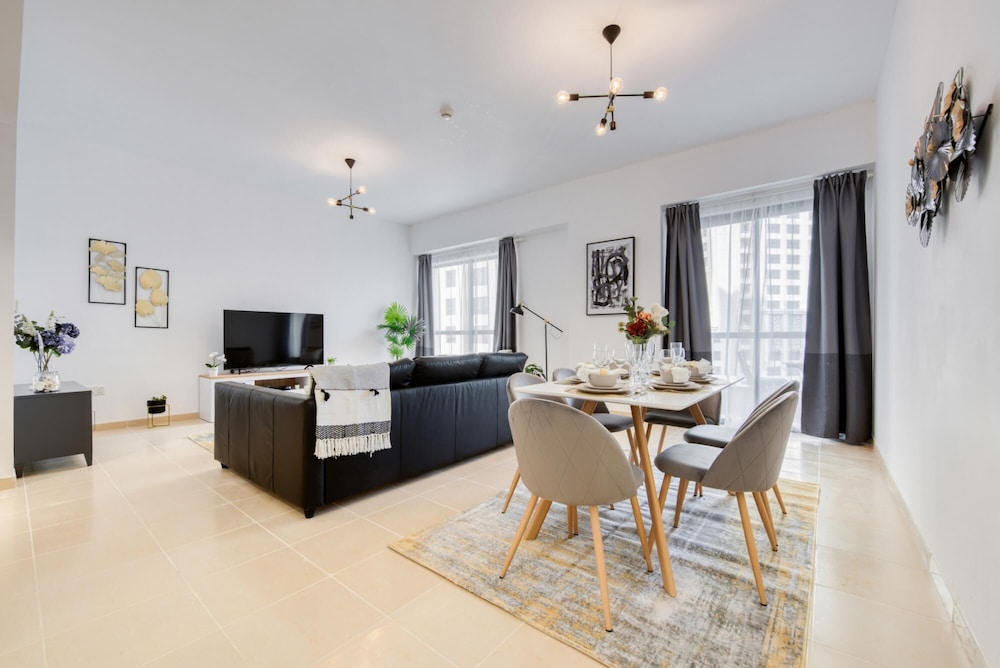 Regal Apt Fit for a King w Sea View