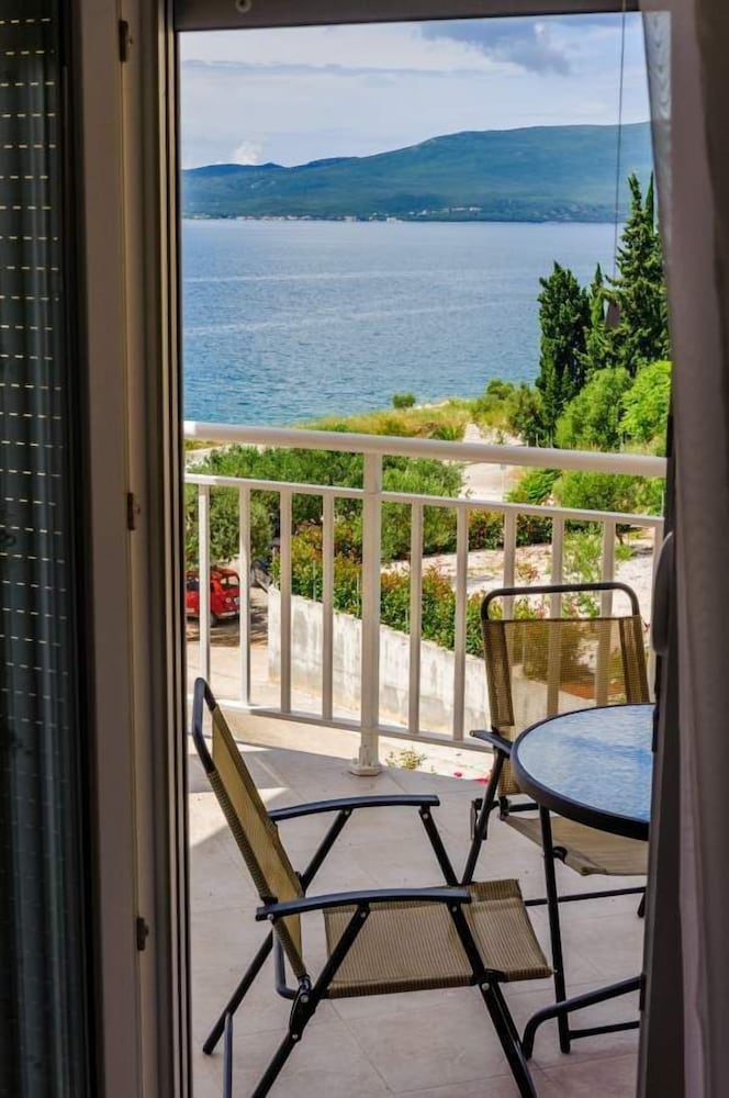 Ljuba - in Center & Close to the Beach - A2