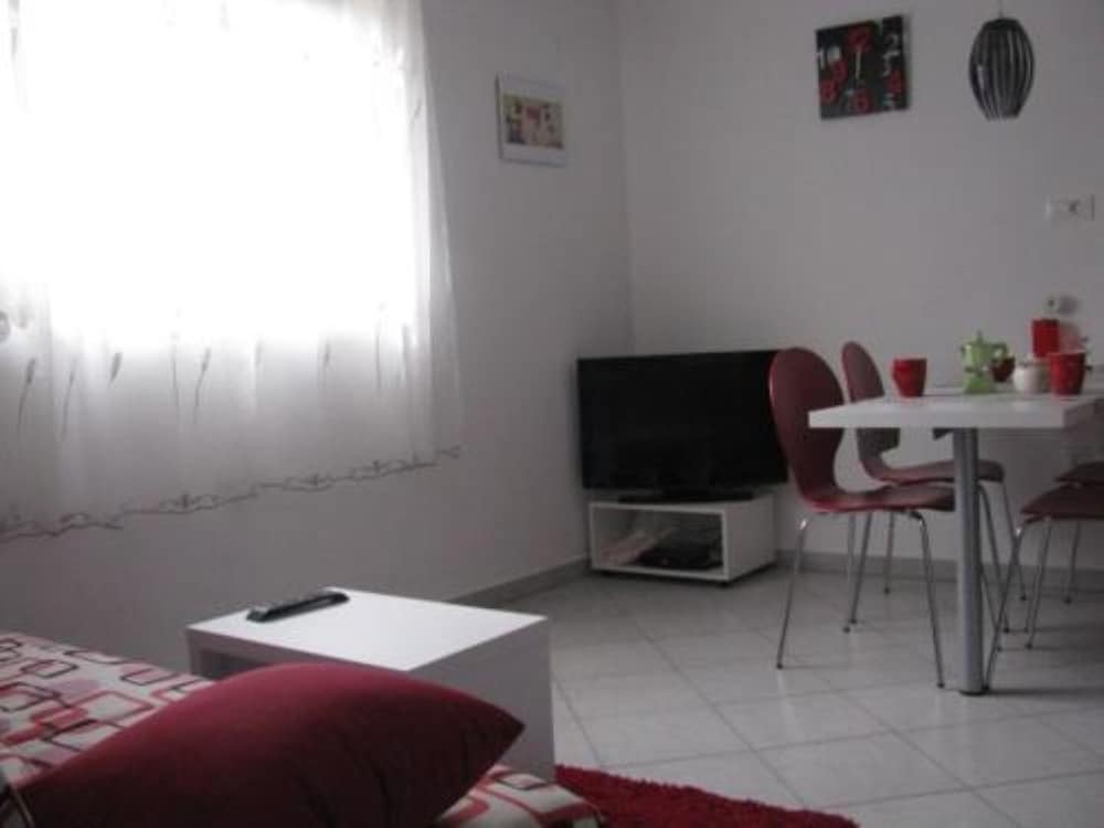 Xena - Comfort and Spacious - A2 Red