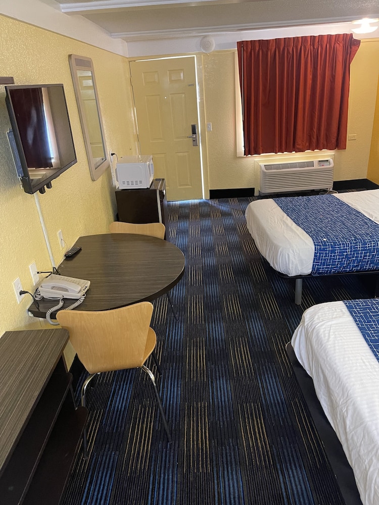 Travelodge by Wyndham Benton Harbor MI