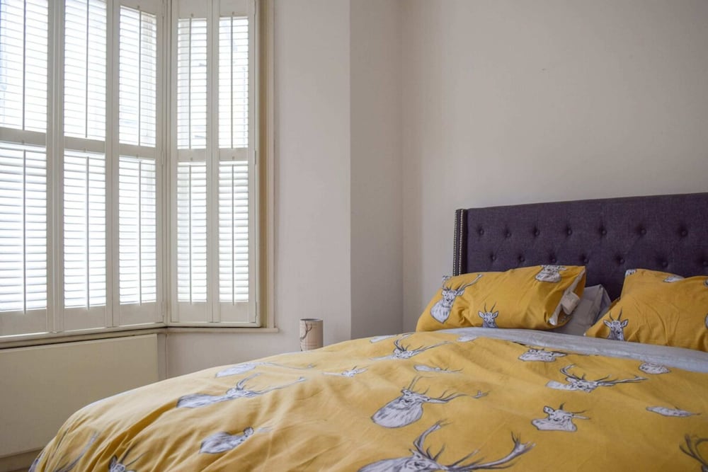 Pleasant, Intimate Flat With Backyard in Battersea
