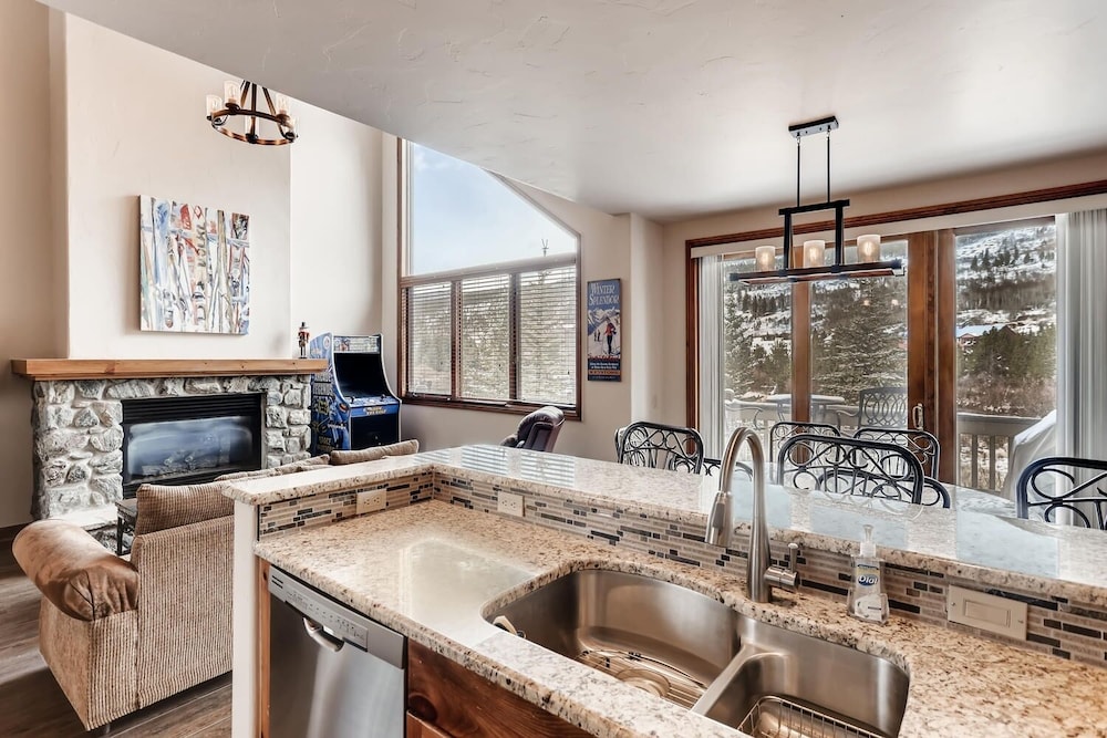 3BR Townhome- Walk to Slopes & Kids Ski Free by Redawning