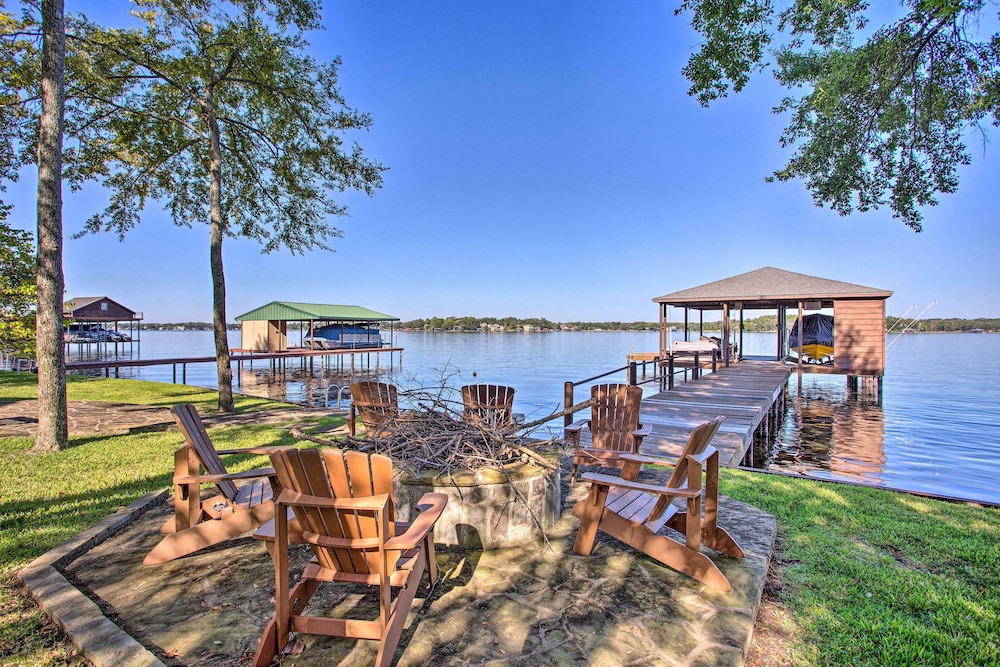 Cedar Creek Lake Home w/ Deck & Fire Pit!