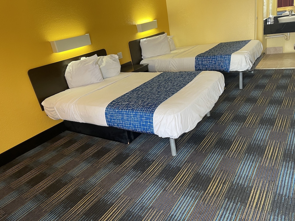 Travelodge by Wyndham Benton Harbor MI