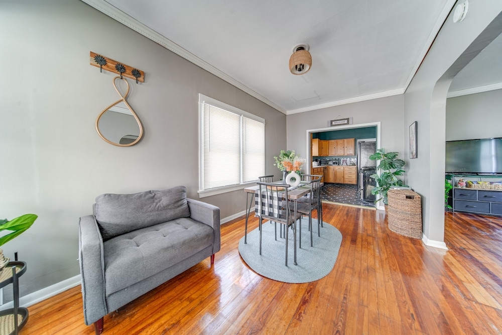 Modern Garfield Heights Home: 13 Mi to Cleveland! in Garfield Heights, US