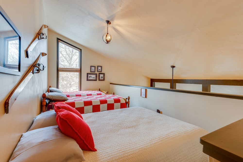 Granby Condo w/ Private Hot Tub < 1 Mi to Ski Lift view 4