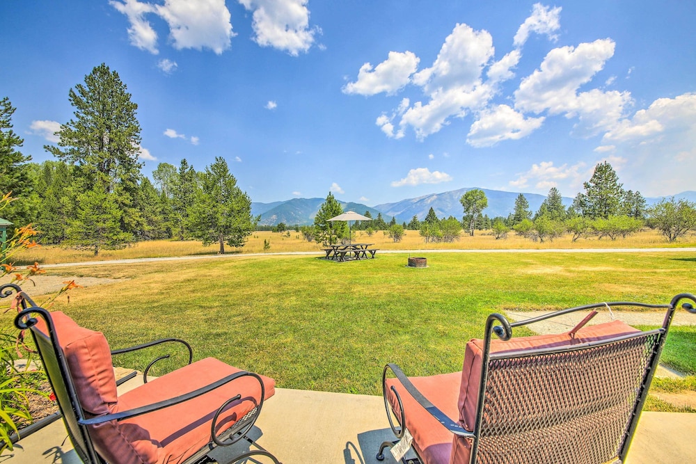 Sun-soaked Trout Creek Escape < 2 Mi to River