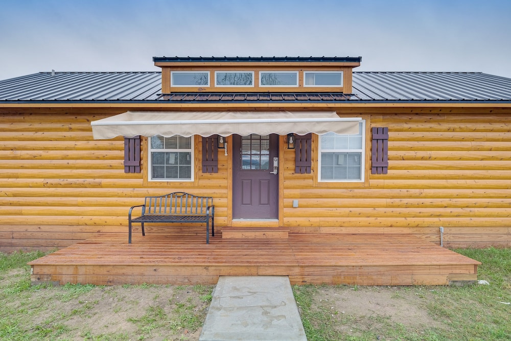 Cozy Wharton Cabin: Porch, Near Hunting & Fishing