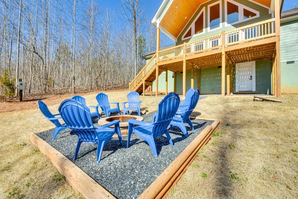 Lake Hartwell Cottage w/ Fire Pit: Near Clemson!