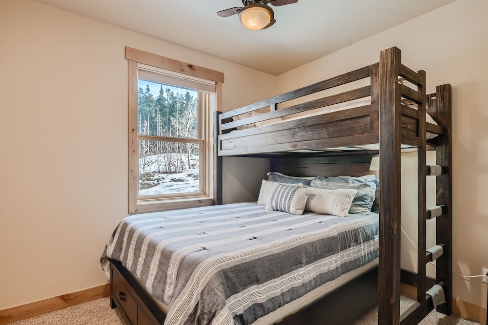 Maggie Point 3 Bedroom Townhouse by RedAwning