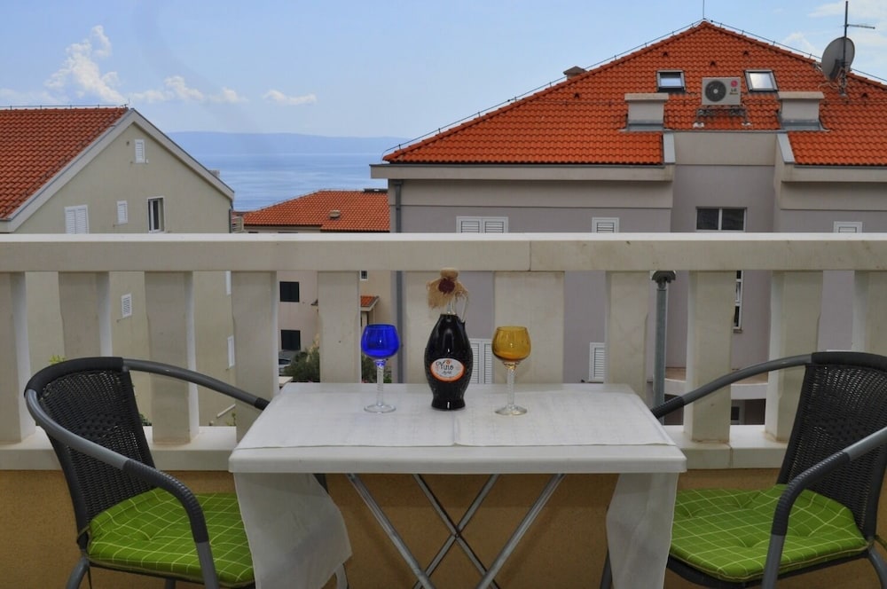 Ivi - big Parking and Courtyard - SA6