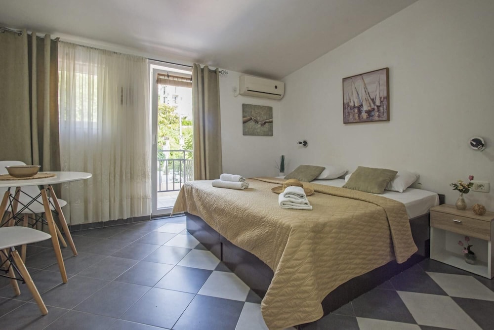 Chic Studio Flat With Balcony Near Beach in Tivat photo 1