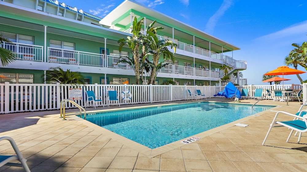 Tropic Terrace Suite #27 - Beachfront Rental 1 Bedroom Condo by RedAwning