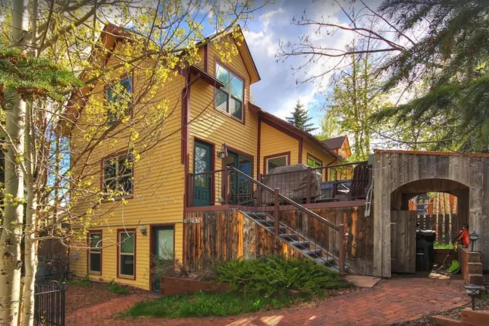 Modern Victorian Chalet Hot Tub 3 Blocks to Main Fully Fenced Yard