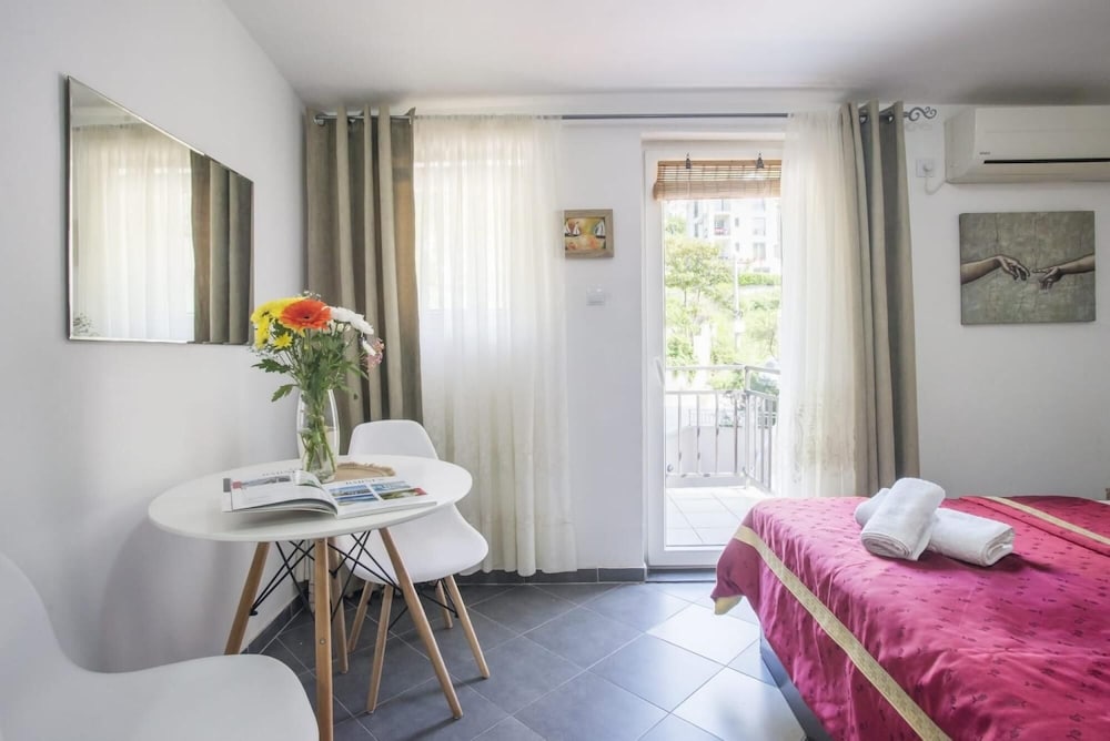 Chic Studio Flat With Balcony Near Beach in Tivat photo 3