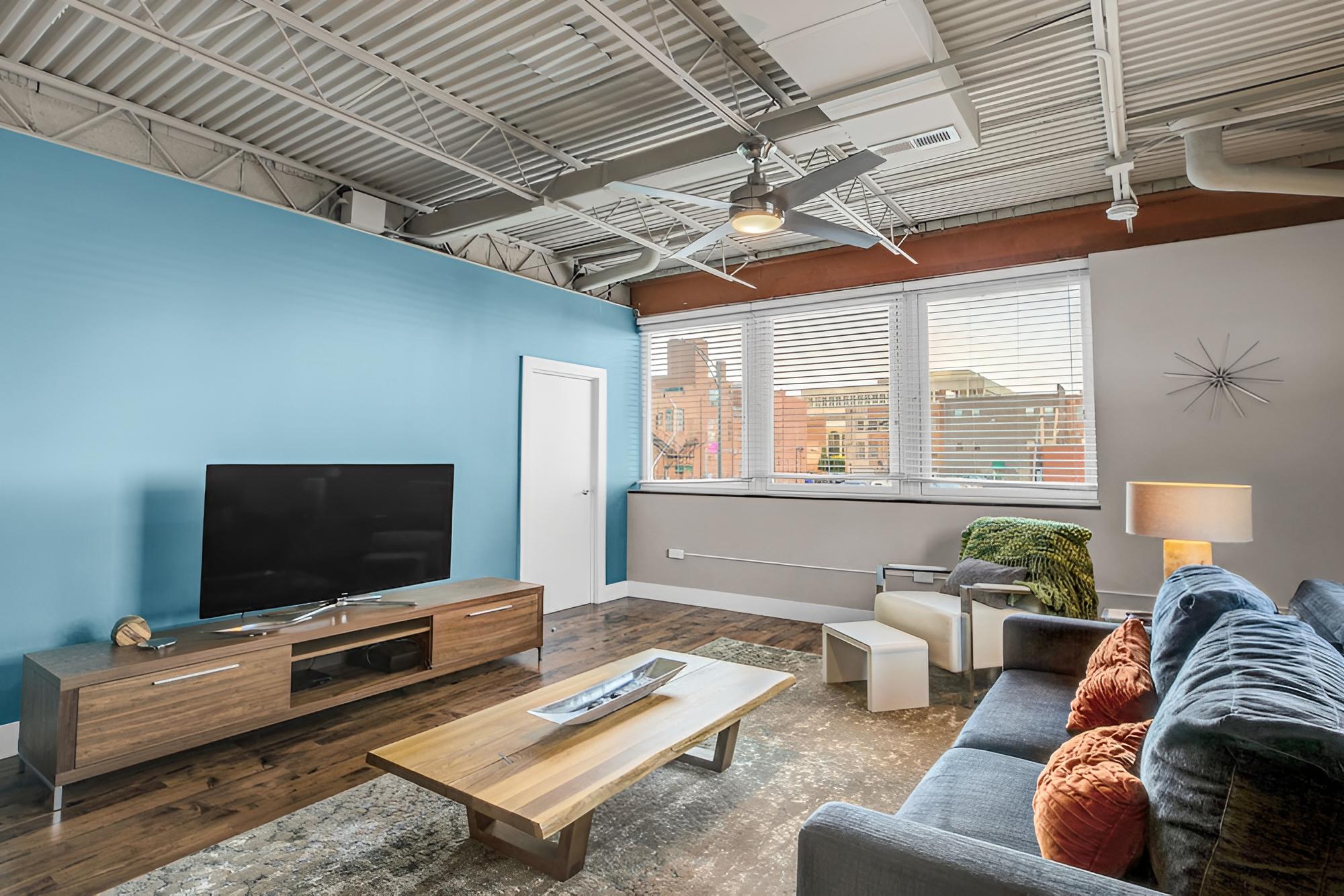 A Friendly Staycation - Downtown Condo Close to City Amenities