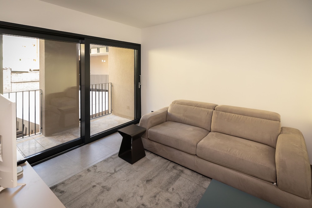 Res.3544 Jr Suite 207