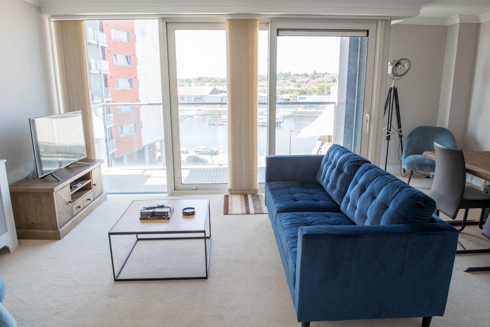 2 Bed 2 Bath Waterfront Views Parking 4th Flr