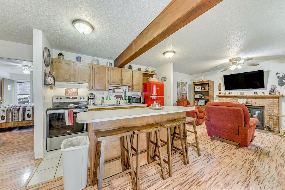 Cloudcroft Retreat w/ Hot Tub, Grill, & Deck!