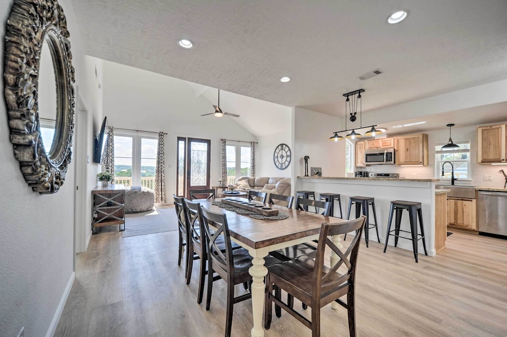 Canyon Lake Retreat w/ Deck Near Boat Ramps