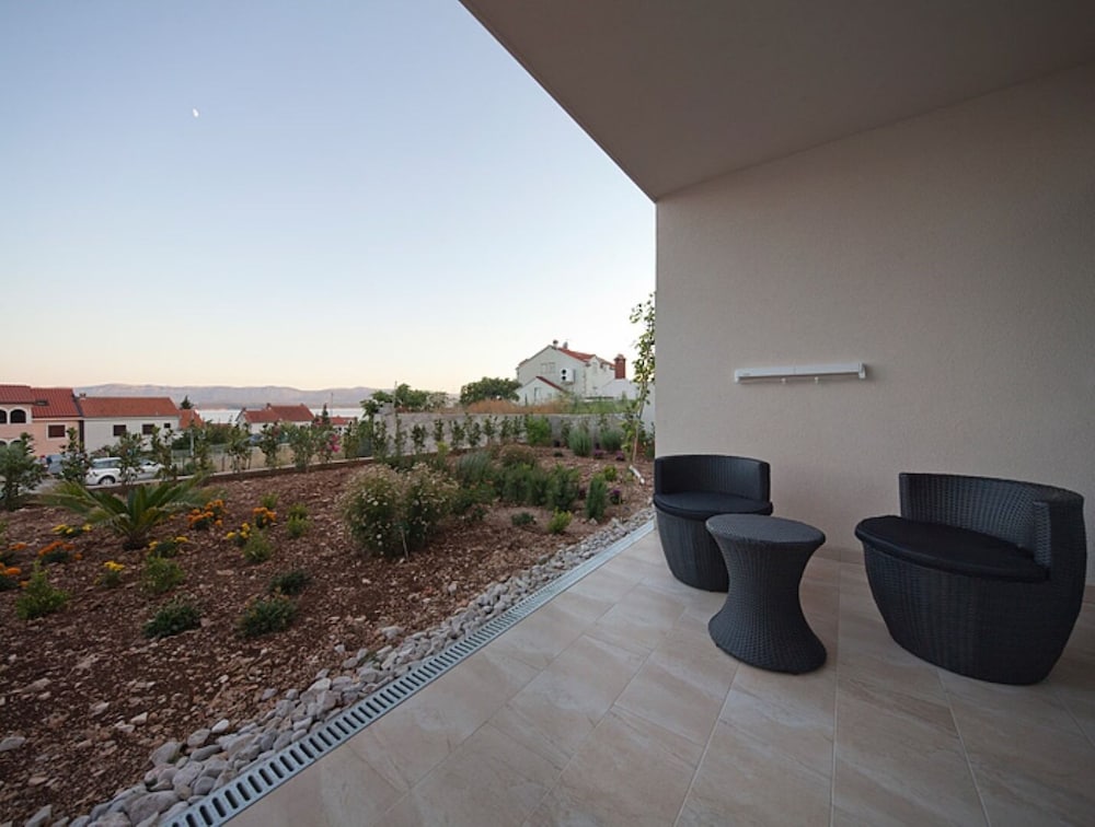 Ivy - Modern With Terrace - A1 Tulipan