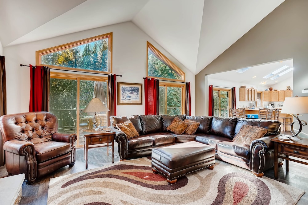 Spacious 4bdrm /sleeps 10, Stunning Views, Fireplaces 4 Bedroom Home by RedAwning