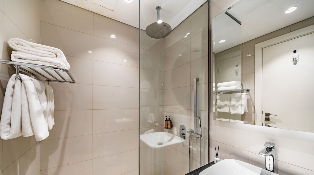 1 BR Apt walking distance to Dubai Mall