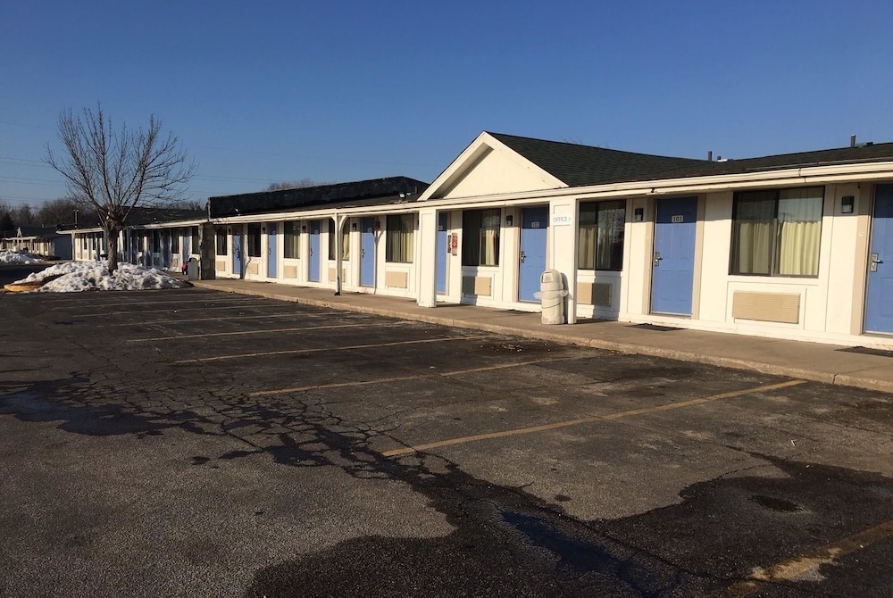 Travelodge by Wyndham Benton Harbor MI