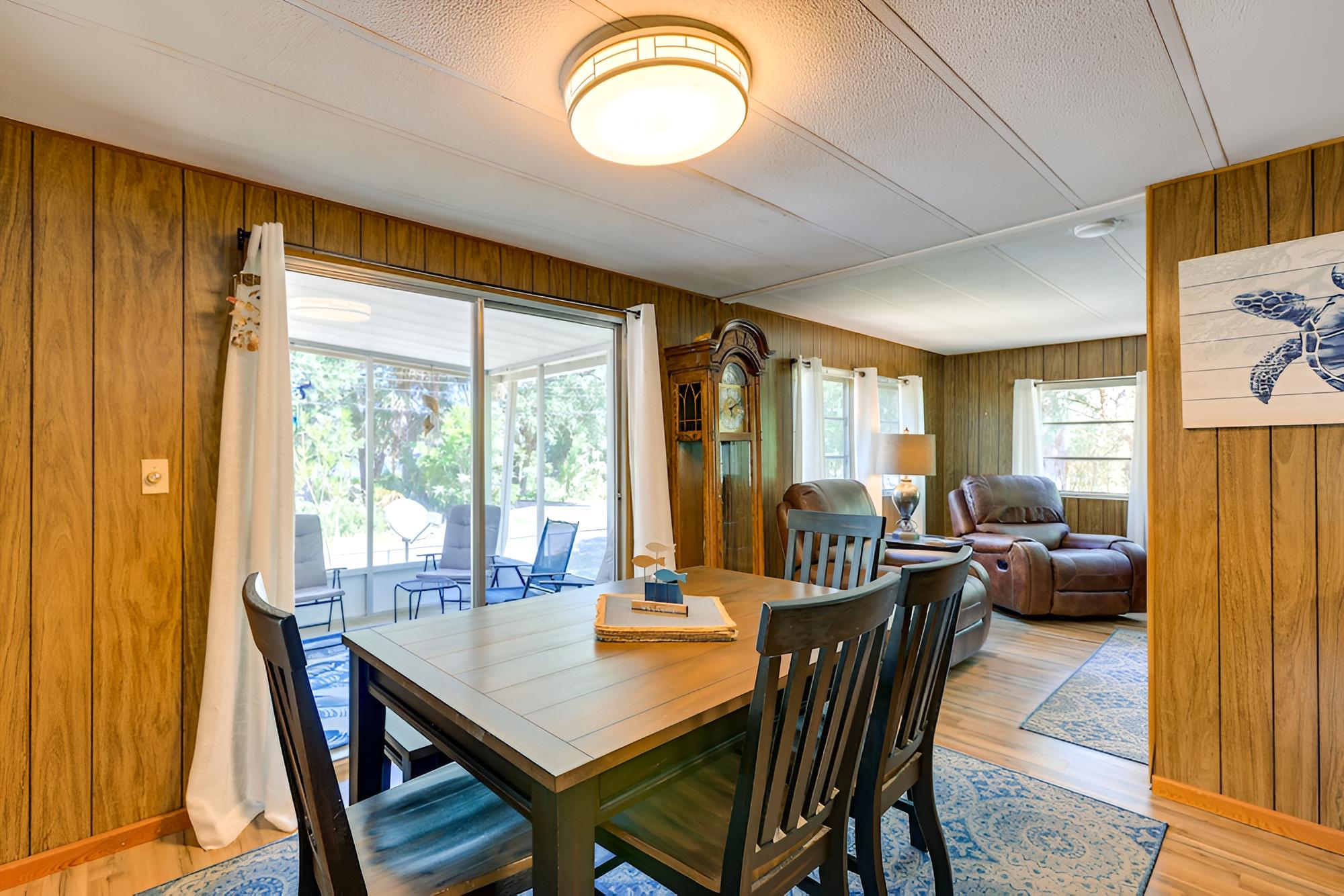 Steinhatchee Home w/ Grill & Screened-in Porch