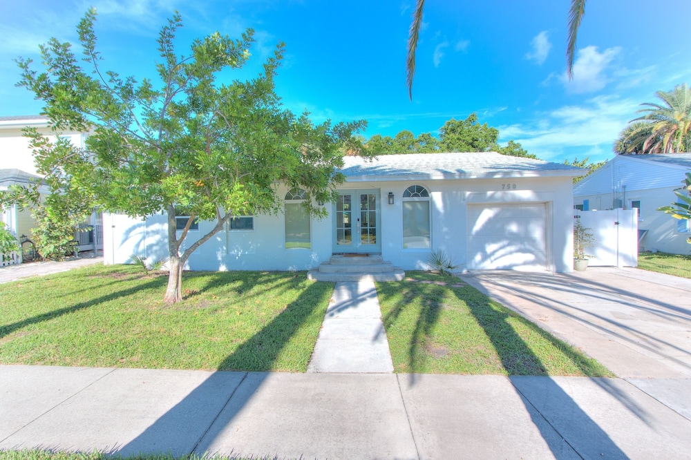 Oceanaire - Monthly Beach Rental 3 Bedroom Home by Redawning view 5