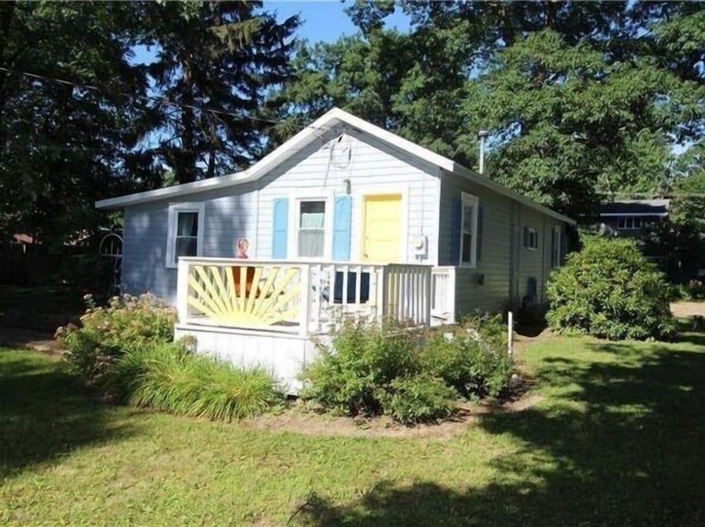 5117 Lakeview 2 Bedroom Home by Redawning